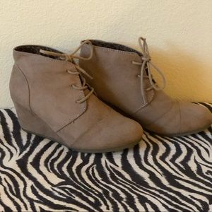 Girls, Nude Faux suede Lace up booties-wedges.